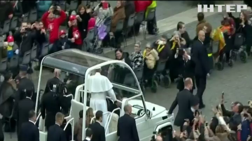 Папа Римський покатав дітей на папа-мобілі