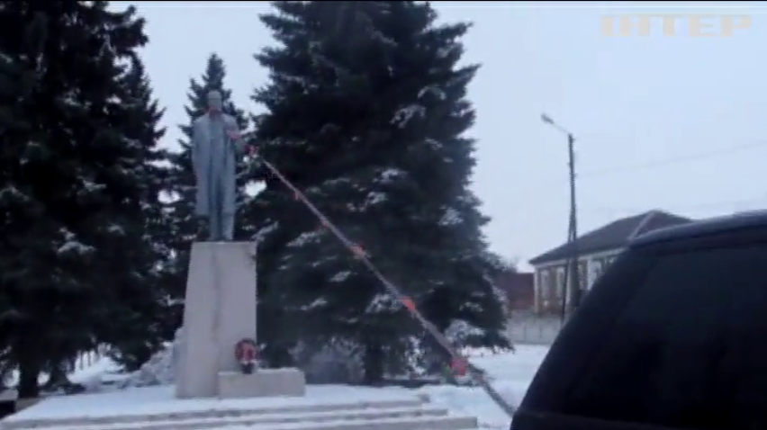 В Харьковской области 20 парней свалили памятник Ленину
