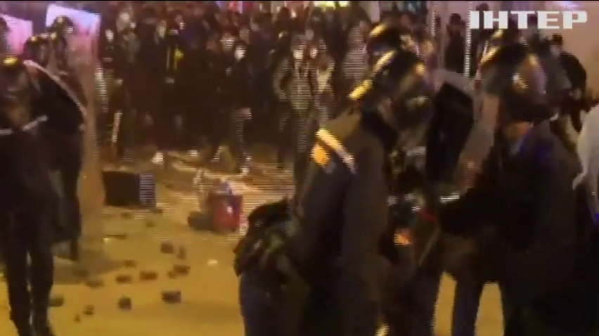 В Гонконге снос ларьков закончился дракой с полицией