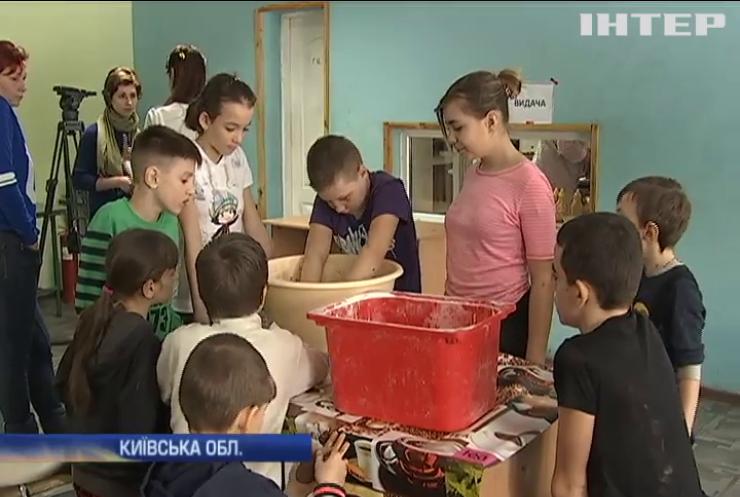 Під Києвом діти-переселенці варять борщ для жителів Донбасу