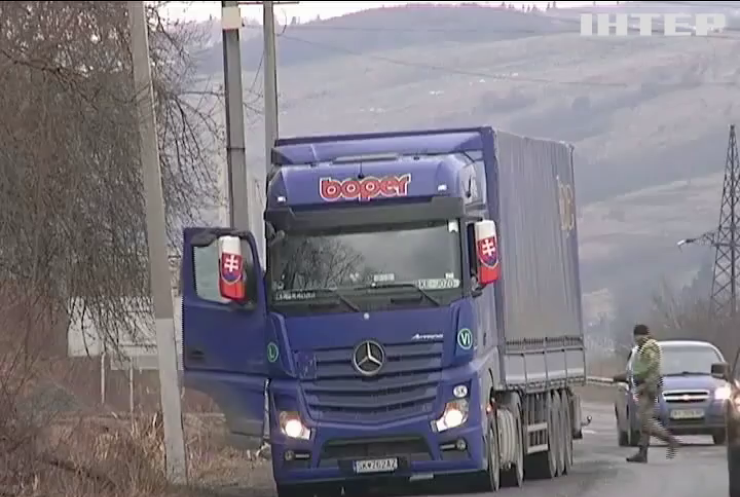 Уряд заборонив транзит вантажівок Росії Україною