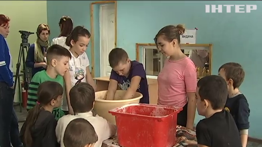 Під Києвом діти-переселенці варять борщ для жителів Донбасу