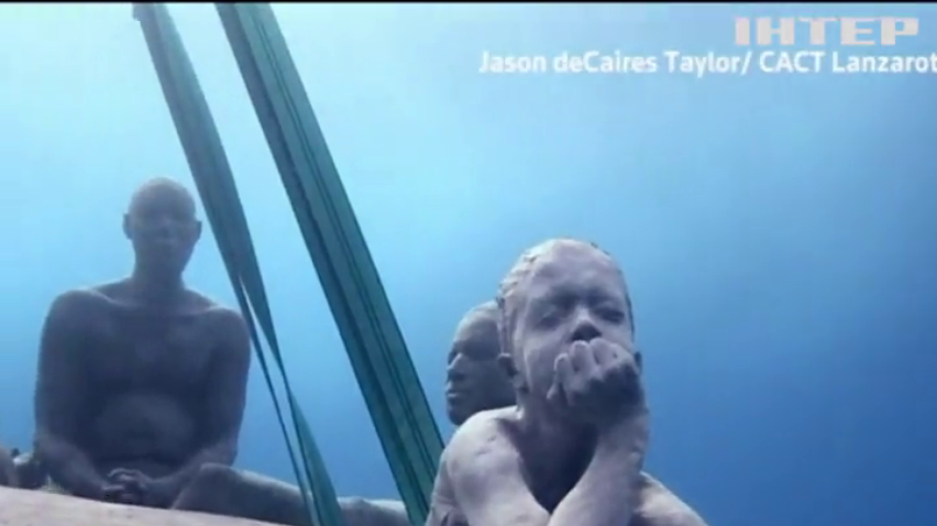 Художник встановив пам’ятник мігрантам на дні моря