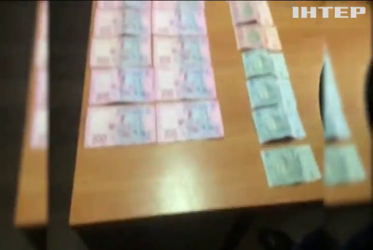 На Дніпропетровщині поліцейський "кришував" бізнесмена за гроші