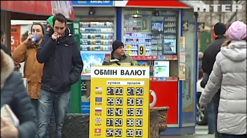 Остановить падение гривни сейчас невозможно - эксперты