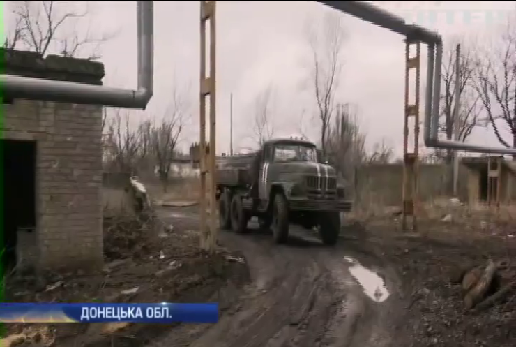 На околиці Донецька бойовики стягують танки та БТРи (відео)