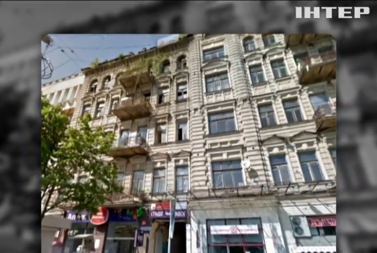 У Києві з-під завалів обваленого будинку дістали рятувальника