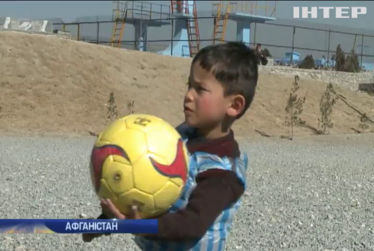 Ліонель Мессі подарував футбольну форму хлопчику з Афганістану