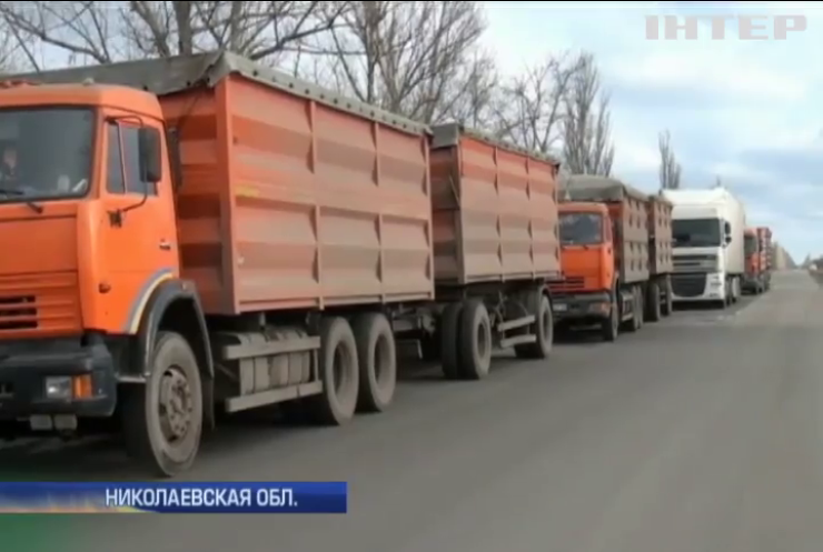 В Николаевской области перекрыли трассу с требованием ремонта дорог