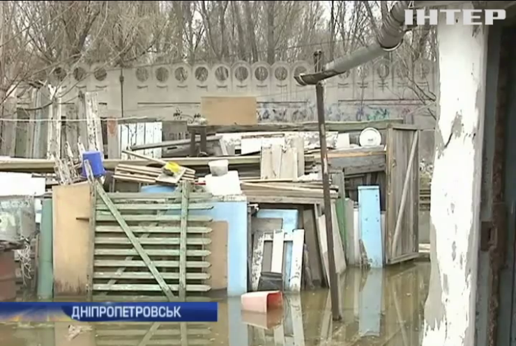 У Дніпропетровську будинок пенсіонерів заливає грунтовими водами