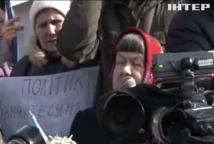 Мати Надії Савченко просить допомоги у Папи Римського