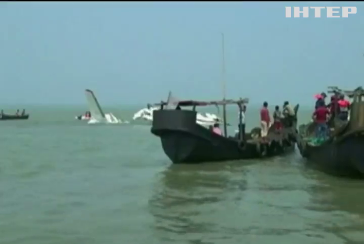У Бангладеш самолет с украинцами упал в море