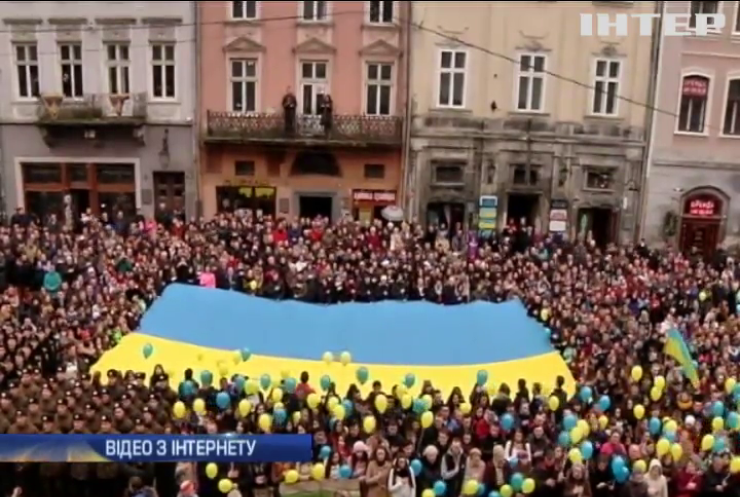У Львові сотні людей виконали гімн України
