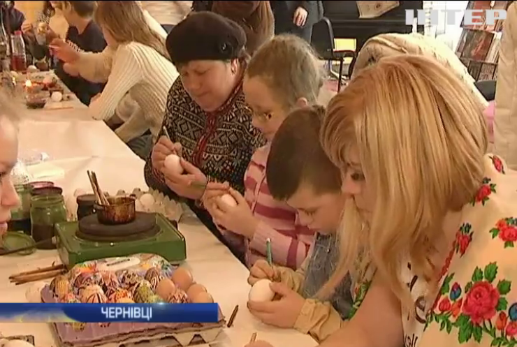 У Чернівцях дітей із Луганщини навчили розмальовувати писанки