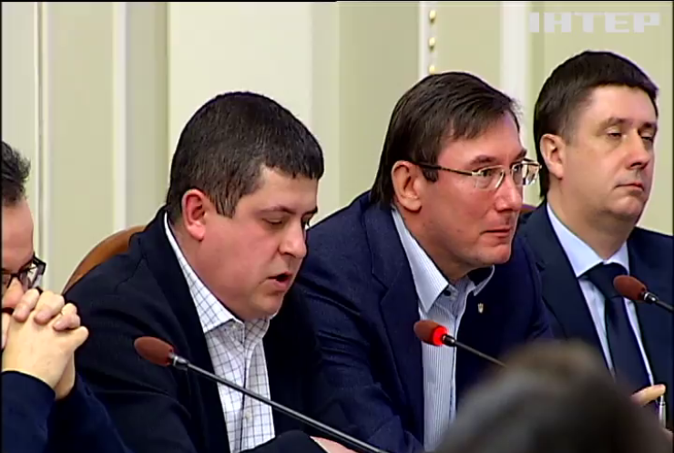 В кулуарах Парламента искали замену Яценюку и делили портфели
