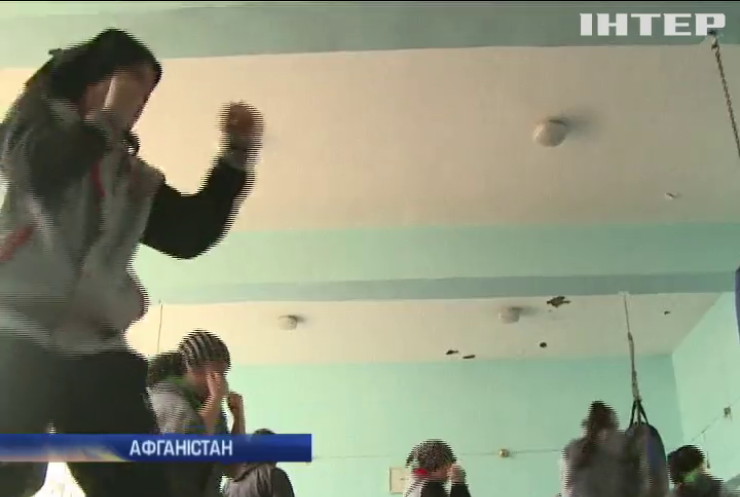 Боксерка з Афганістану тренується попри заборону на спорт для жінок