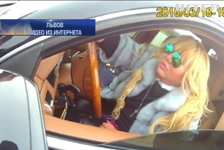 Во Львове блондинка на Porsche Cayenne угрожала полицейским