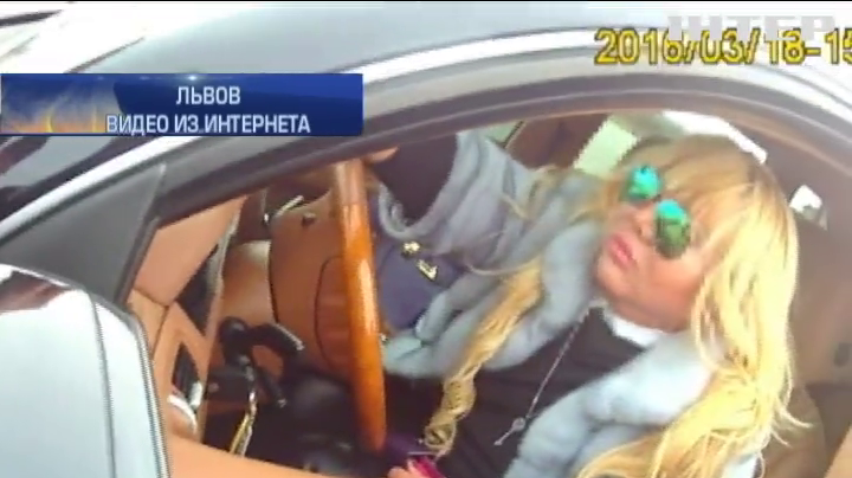 Во Львове блондинка на Porsche Cayenne угрожала полицейским