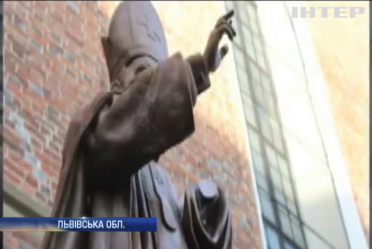 Польщу розгнівало пошкодження пам'ятника Папі Римському у Дрогобичі