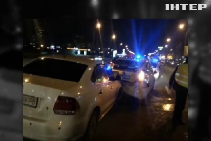 У Києві легковик протаранив авто поліції