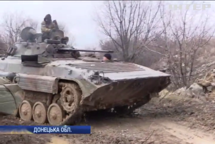 Сепаратисти намагаються відтіснити військових з Новотроїцького