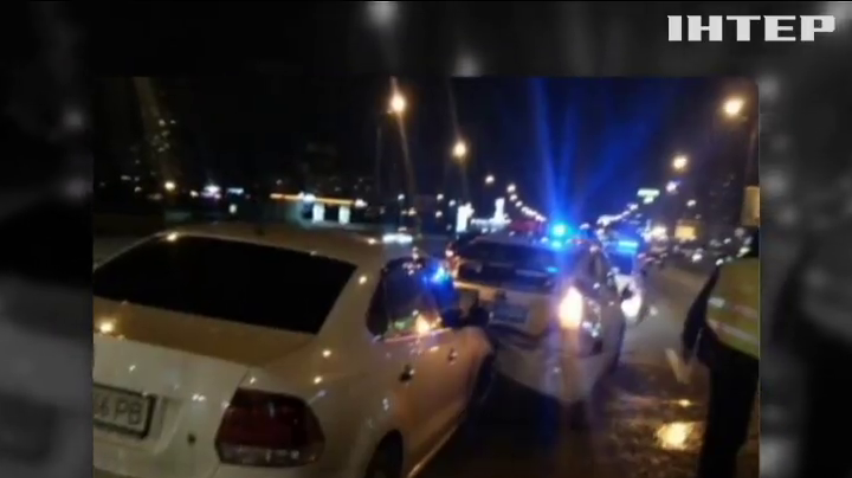 У Києві легковик протаранив авто поліції