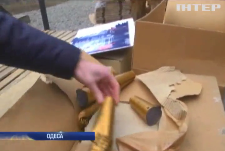 В Одесі спалили 8 тисяч пляшок підробного шампанського