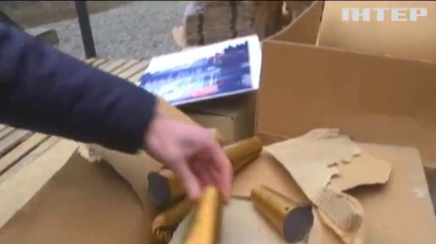 В Одесі спалили 8 тисяч пляшок підробного шампанського