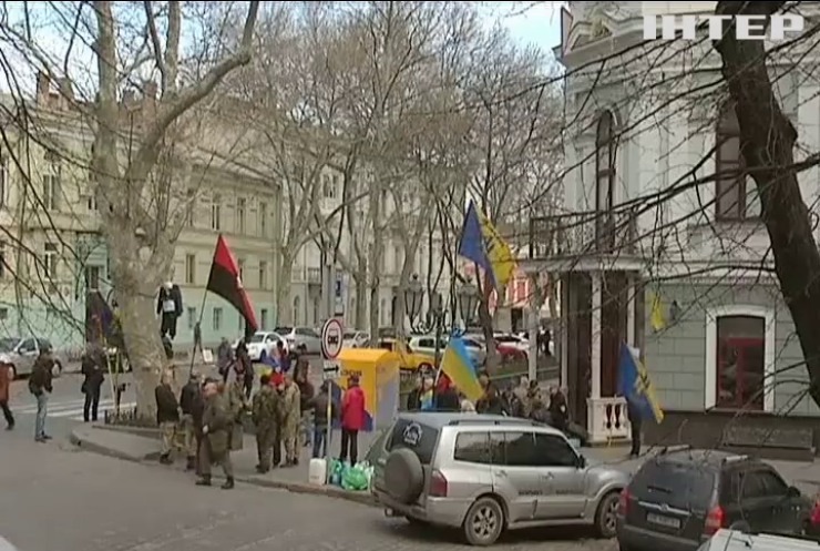 Под прокуратуру Одессы сторонники Сакварелидзе принесли шины