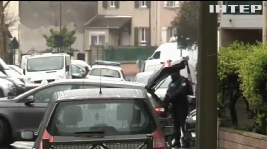 Під Парижем знайшли схованку зі зброєю терористів