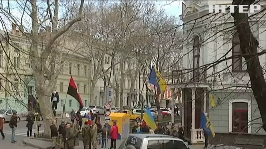 Под прокуратуру Одессы сторонники Сакварелидзе принесли шины