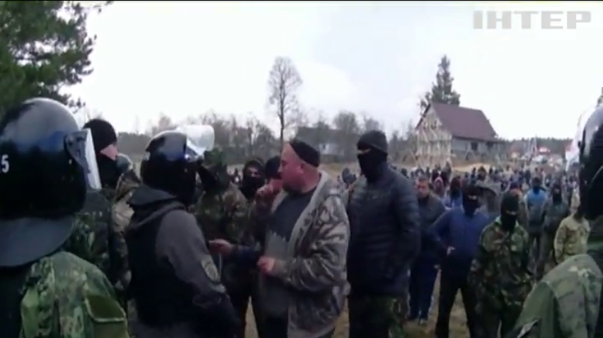 На Ривненщине старатели янтаря забрасывали полицию камнями (видео)