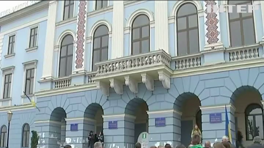 Працівники аеропорту Чернівців пікетували міскраду