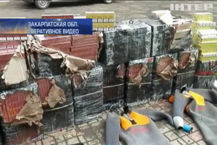 На Закарпатье поймали водолазов-контрабандистов с сигаретами (видео)