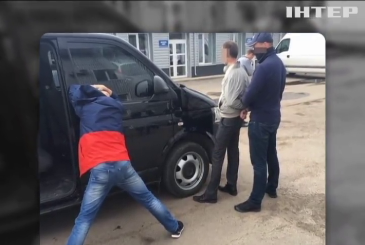 Митник з Волині вимагав від бізнесмену хабар