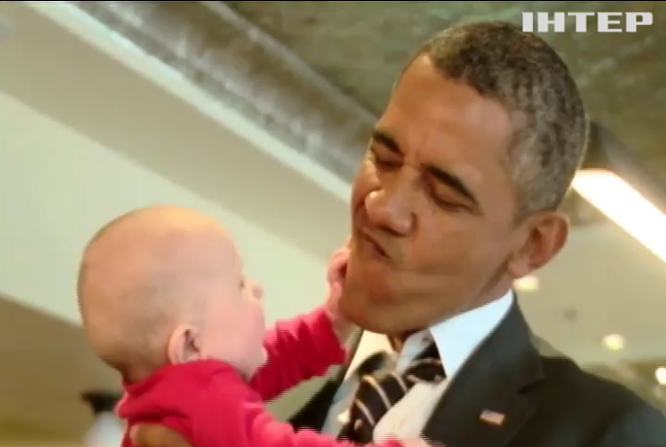 Барак Обама нянчится с дочерью своего пресс-секретаря