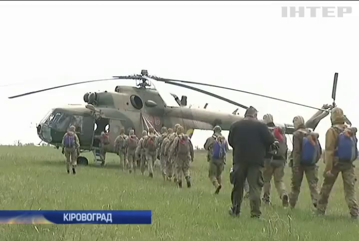 У Кіровограді кіборги-десантники підкорюють небо стрибками із парашутом