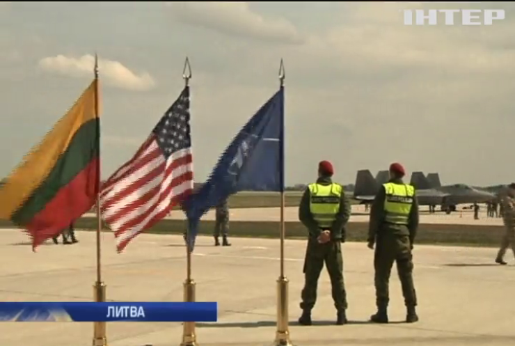 США перекинули до Литви два винищувачі