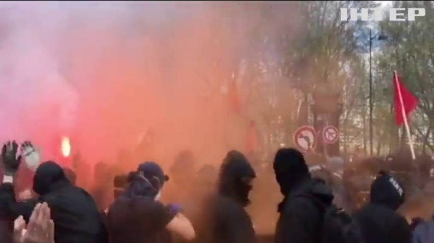 Во Франции протестующие забросали полицию камнями 