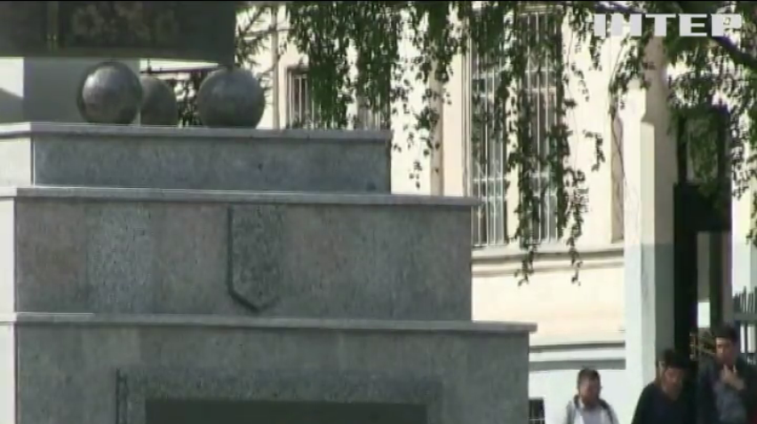 В центре Харькова украли герб Украины