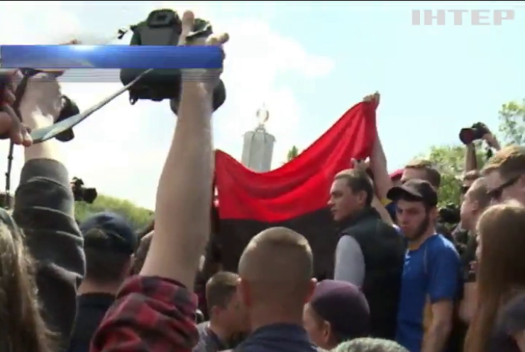 У Києві намагалися блокувати меморіал Невідомому солдату