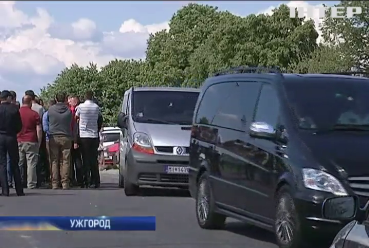 На Закарпатье автомобилисты заблокировали границу со Словакией