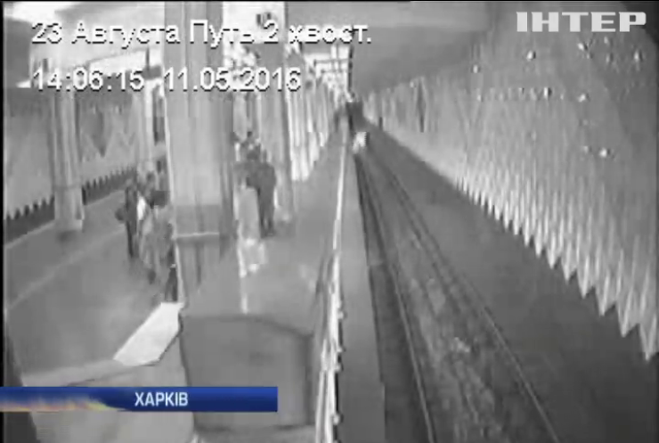 У метро Харкова запобігли самогубству жінки з дітьми