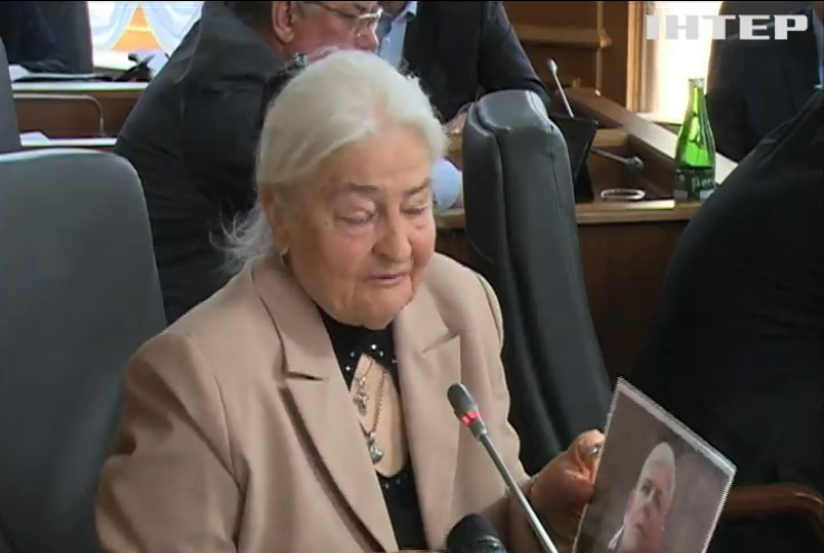 Мать Олеся Бузины призвала расследовать убийство сына