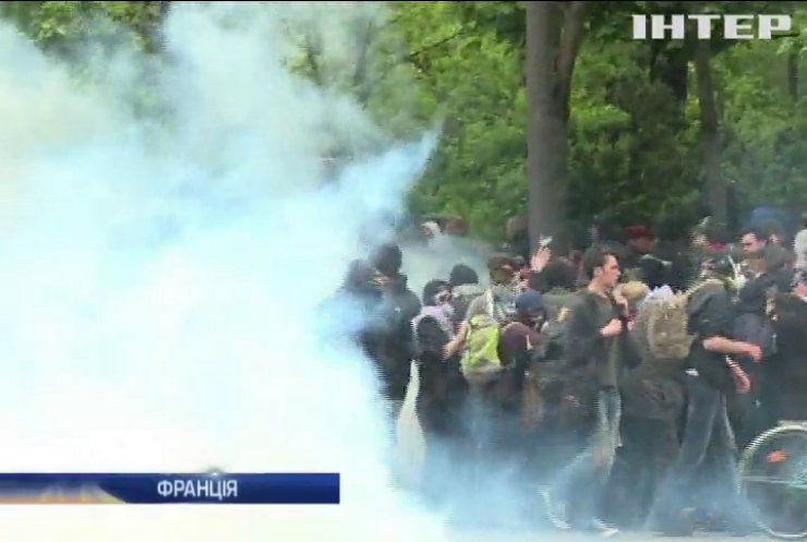 У Парижі поліція застосувала газ проти мітингарів