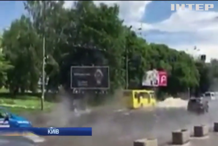 В Києві гарячою водою затопило цілу вулицю