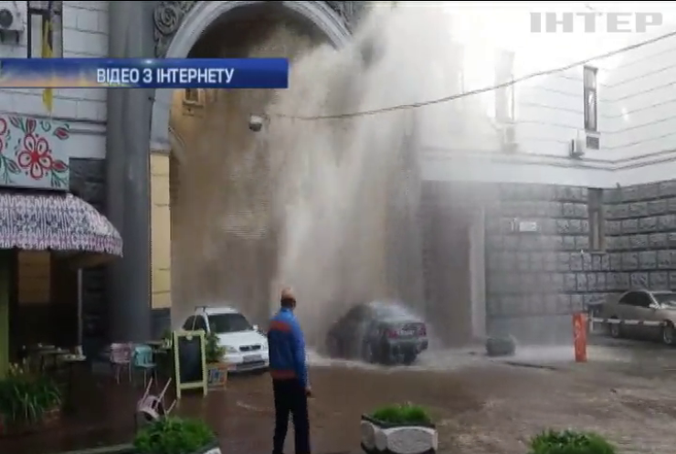 У Києві гейзером з водопроводу накрило вулицю