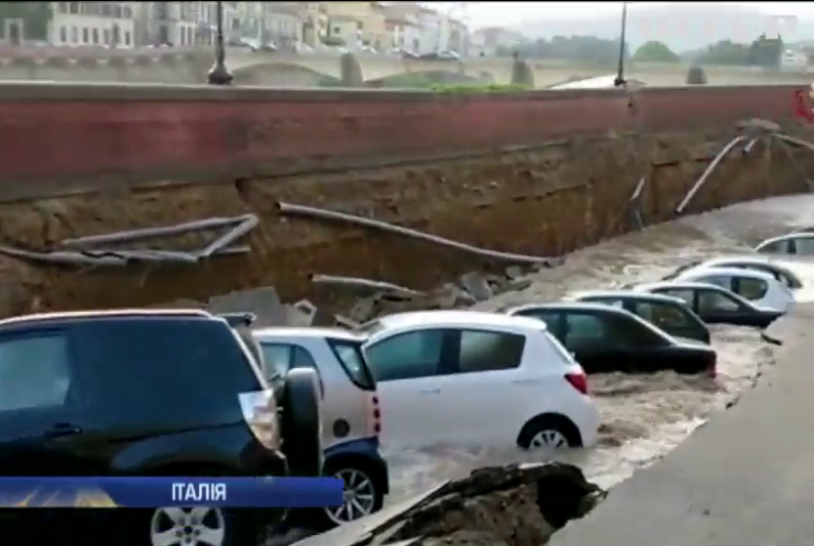 У Флоренції десятки автомобілів провалились під землю