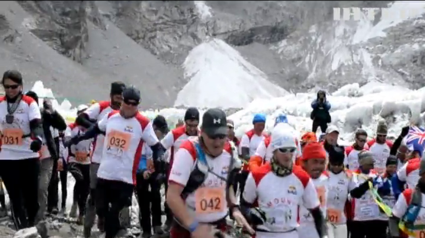150 спортсменів пробігли 42 кілометри Еверестом