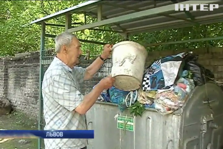 Улицы Львова завалило мусором